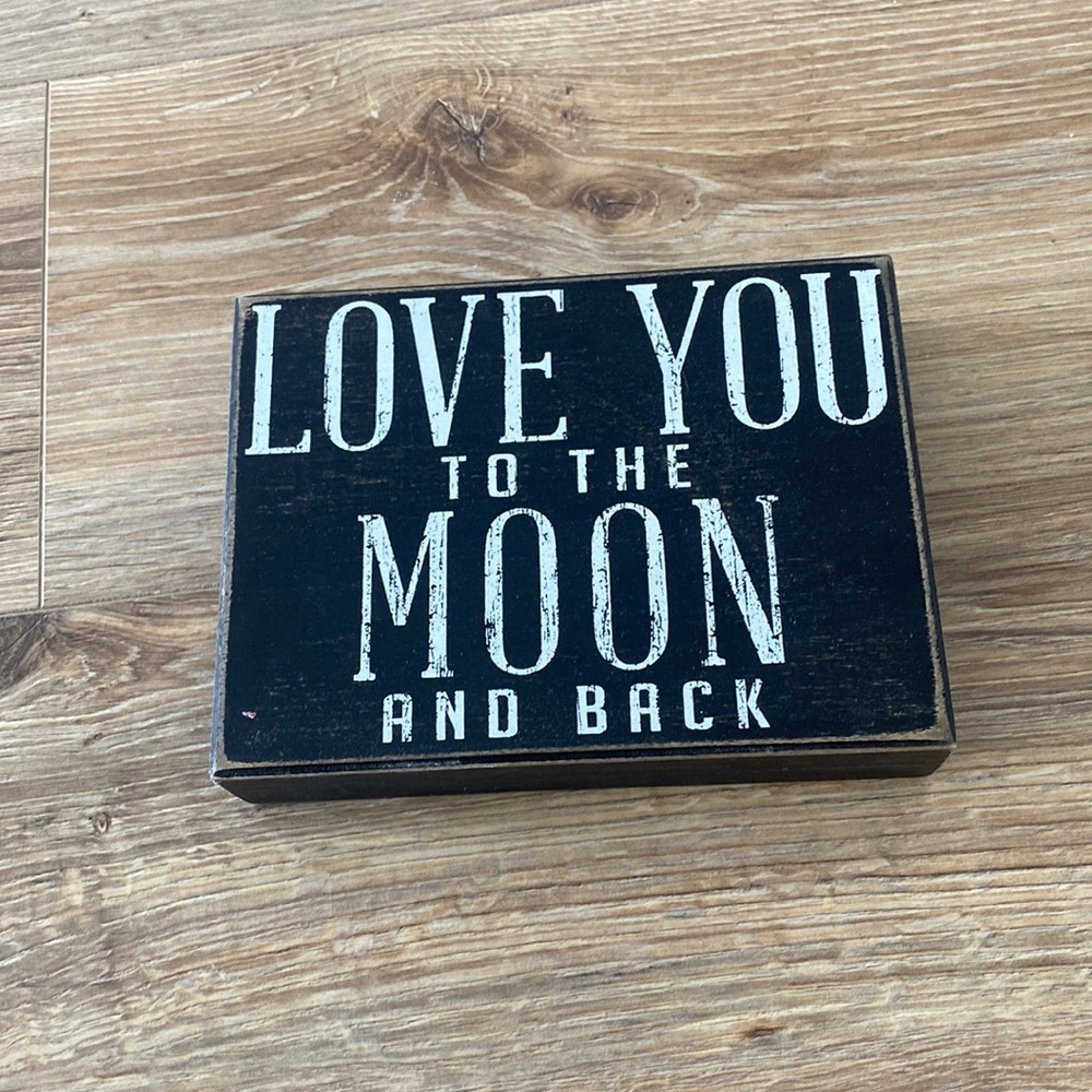 Box sign, love you to the moon and back